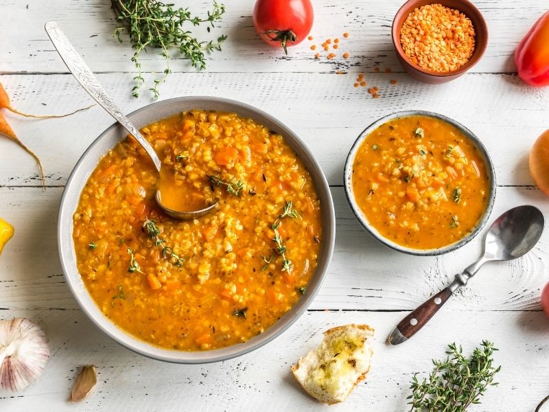 Mediterrane Rote Linsen-Tomaten-Suppe • Golden Pear Recipes