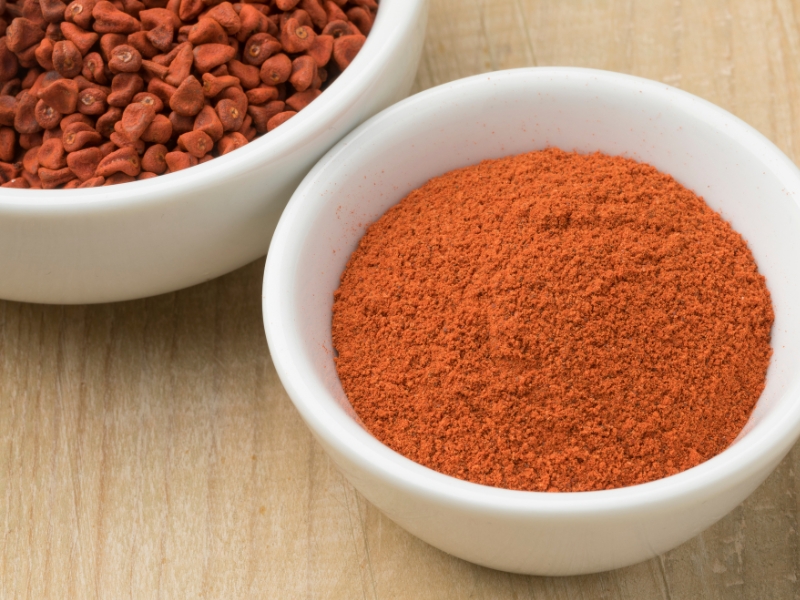 annatto-samen-gerieben