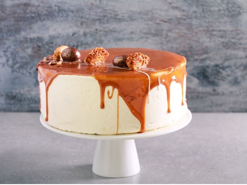 caramel-sauce-topping-cake