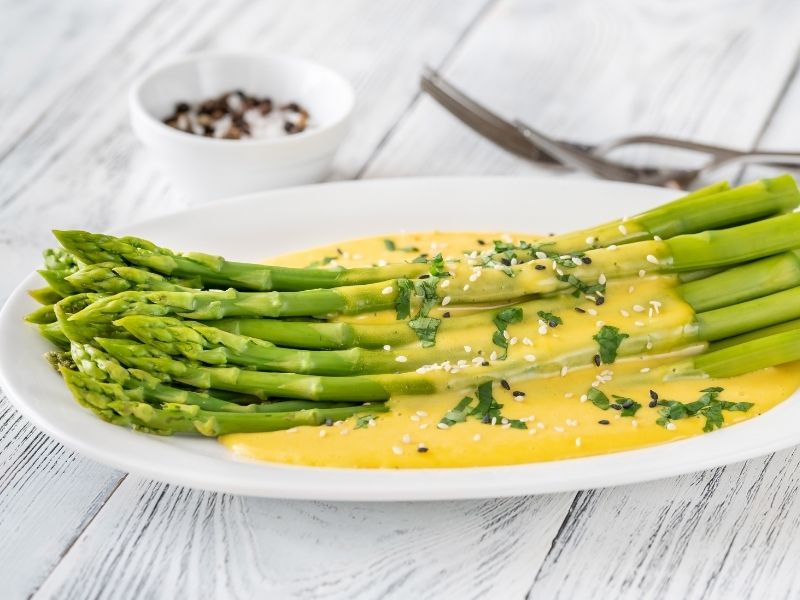 green_asparagus-hollandaise