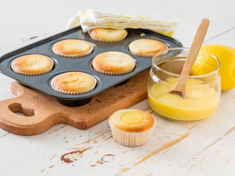 lemon-cupcakes-curd-filling