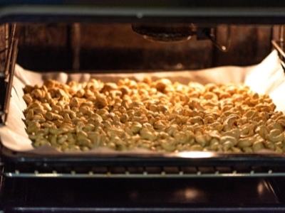 roasting-cashew-nuts