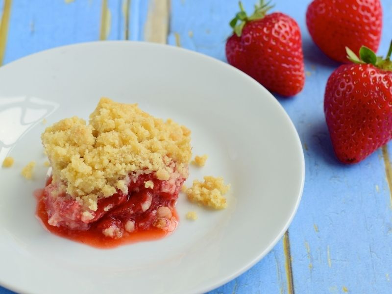 strawberry-crumble-plate